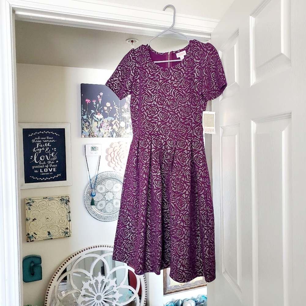 NWT Elegant Amelia with Roses